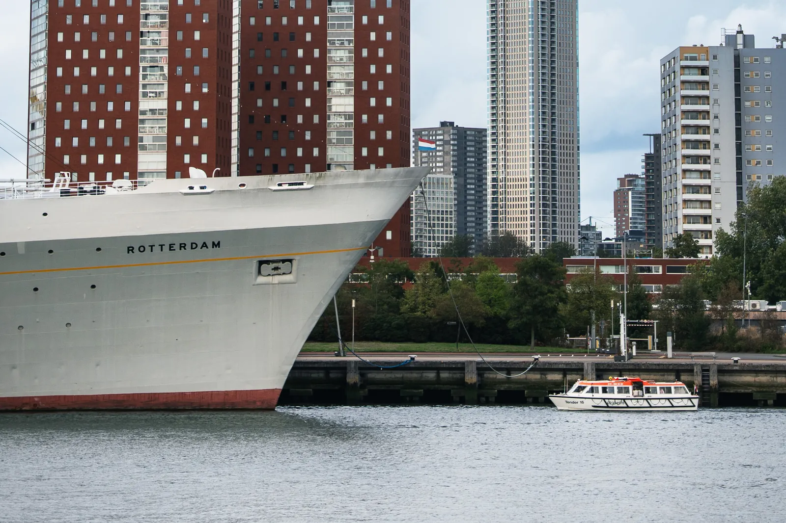 Een rondvaartboot op de Maas bij het SS Rotterdam
